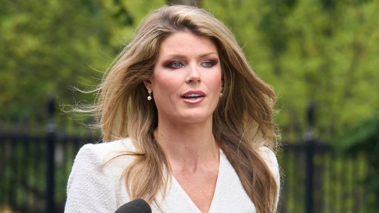 Trump presiona por la nominación de Lindsey Halligan tras despedir a Comey James