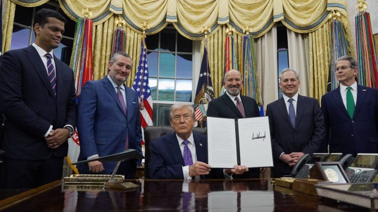 La orden de IA de Trump podría ser ilegal: demócratas y grupos de consumidores