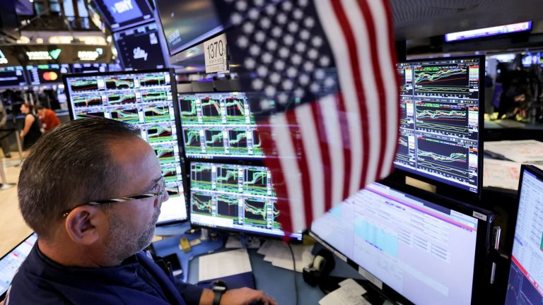 Caen precios en dólares y bonos del Tesoro; Los precios del oro suben ante la ofensiva de Trump en Groenlandia
