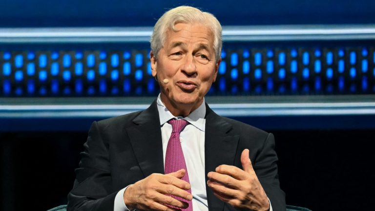 Jamie Dimon dice que Estados Unidos debería imponer un límite a las tarifas de las tarjetas de crédito a Trump en Vermont, Massachusetts