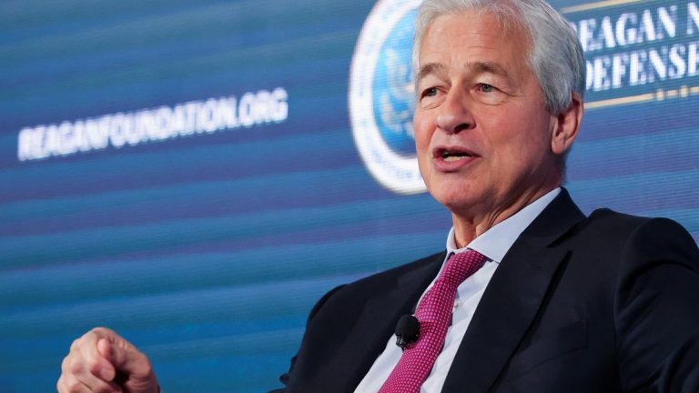 Trump amenaza con demandar a JPMorgan Chase por “desbancarización”.