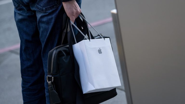Acciones que realizan los mayores movimientos fuera de horario: AAPL, HOOD, V, SNDK
