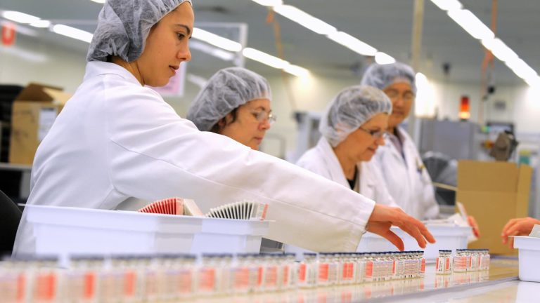 CSL se desploma tras la salida del CEO y débiles beneficios