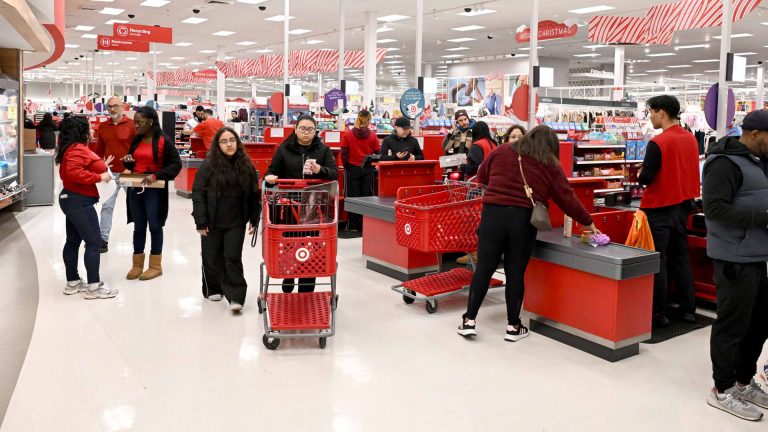 El objetivo es aumentar la inversión en personal de las tiendas y eliminar unos 500 puestos de trabajo más.