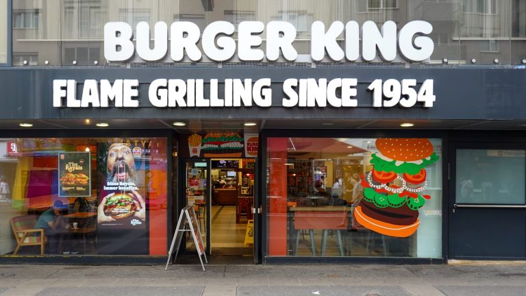 Resultados de ganancias del cuarto trimestre de 2025 de Restaurant Brands International (QSR).