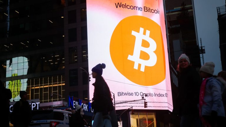 Bitcoin cae por debajo de los 79.000 dólares tras la venta masiva de plata
