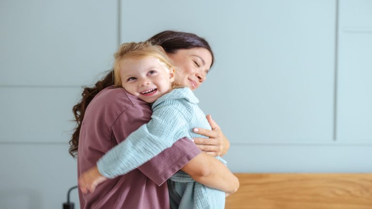 Las personas más afortunadas tienen padres que hacen seis cosas con ellas cada noche