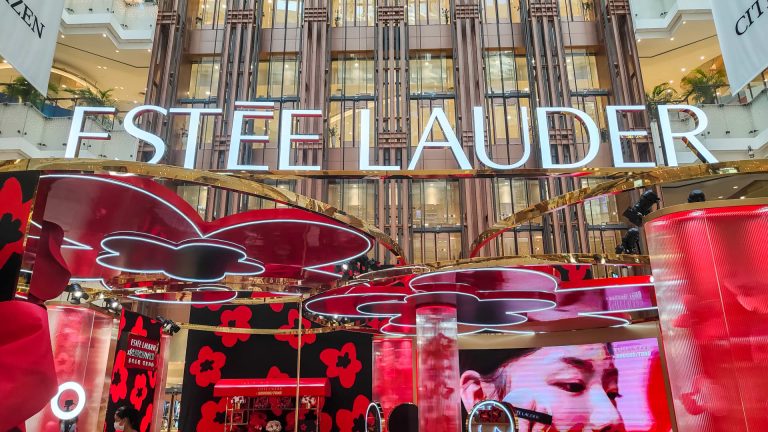 Estée Lauder está en conversaciones para fusionarse con Puig como parte de un plan de recuperación en curso