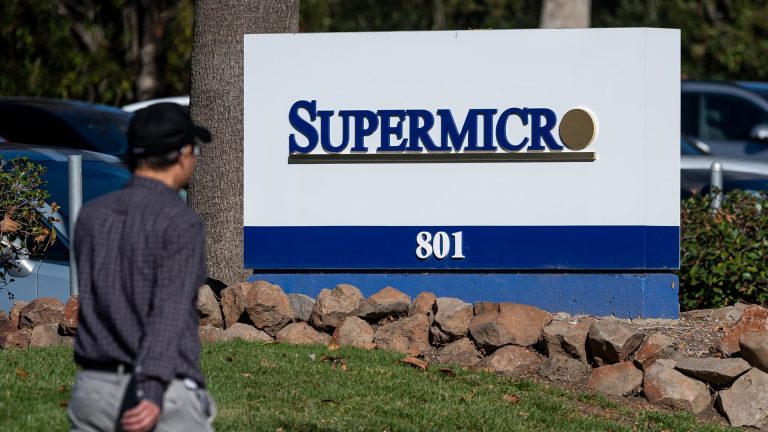 Los empleados de Super Micro son acusados de contrabando de chips Nvidia a China