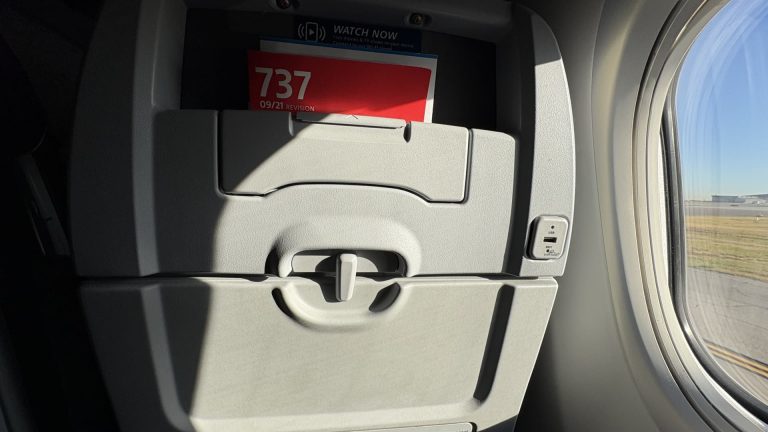 American Airlines está considerando introducir pantallas en los respaldos de los asientos traseros