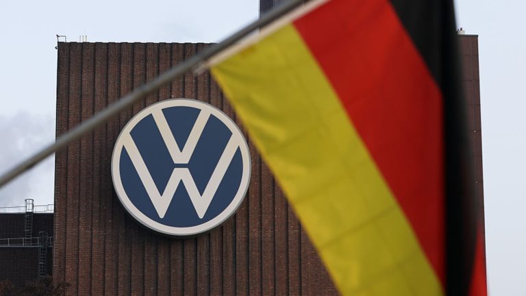 Volkswagen anuncia otro año difícil, ya que sus beneficios se reducirán a la mitad en 2025