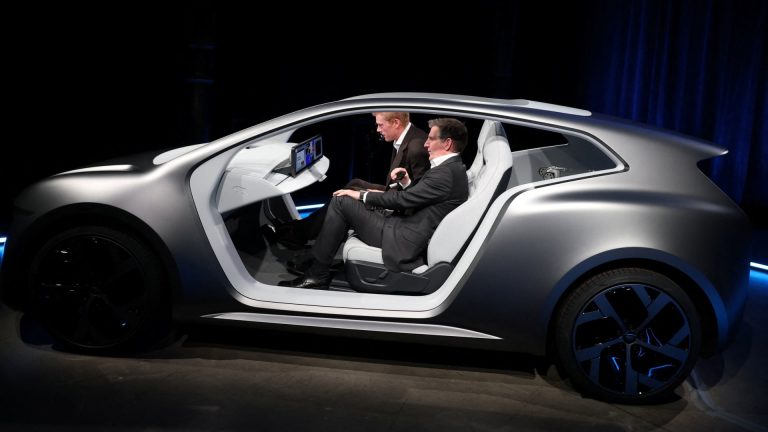 El fabricante de vehículos eléctricos Lucid revela planes para robotaxi y un flujo de caja libre positivo