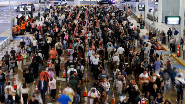 Precios de vuelos caros, caos en el aeropuerto, viajeros de prueba