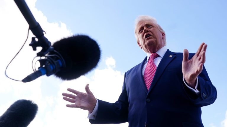 Trump cambia de rumbo y permite el paso de un petrolero ruso a Cuba
