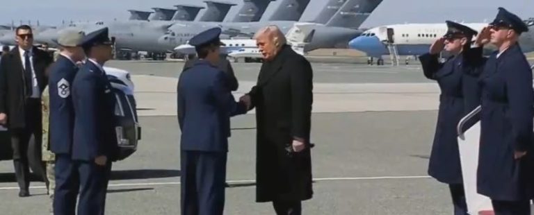 Familiares de soldados estadounidenses caídos no permiten que Trump lleve cámaras a un traslado digno