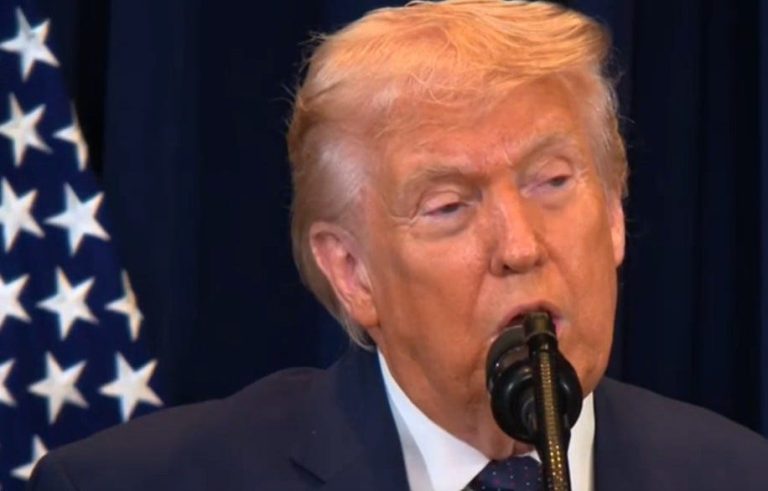 Trump celebra una loca conferencia de prensa mientras fracasa en Irán