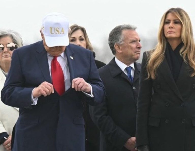 Fox News eliminó digitalmente la gorra de béisbol de Trump. La falta de respeto por los muertos en la guerra en Irán alcanza su punto más bajo en propaganda