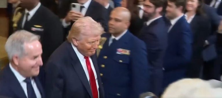 Trump huye e ignora preguntas sobre el despido de Kristi Noem