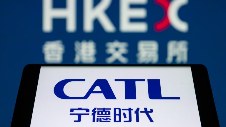 Las acciones de CATL caen tras un plan de colocación de acciones en Hong Kong por valor de 5.000 millones de dólares