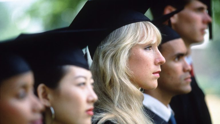 Los recién graduados universitarios enfrentan un mercado laboral difícil: el dinero ayuda