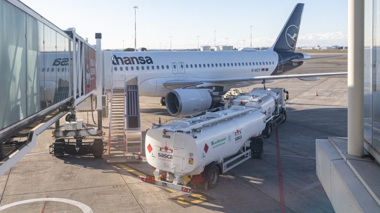 Las preocupaciones sobre el suministro de combustible están aumentando con la guerra de Irán a medida que las aerolíneas cortan vuelos