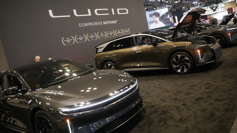 Lucid nombra director ejecutivo a un extraño de la industria automotriz y amplía el acuerdo con Uber