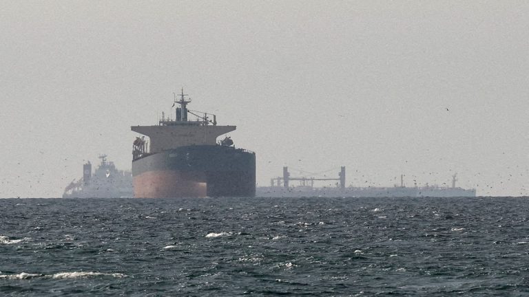 El petróleo sube después de que Irán y Estados Unidos atacaran barcos mientras aumentan las tensiones sobre Ormuz