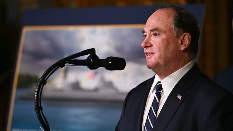 El secretario de Marina de Estados Unidos, John Phelan, abandona la administración Trump: Pentágono