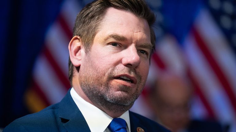 El representante Eric Swalwell renuncia a la Cámara de Representantes de Estados Unidos tras acusaciones de conducta sexual inapropiada