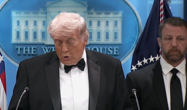 Trump se jacta de la multitud después de que alguien intentara disparar contra WHCD