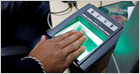 India abandona una propuesta para exigir a Apple, Google, Samsung y otros fabricantes de teléfonos inteligentes que preinstalen la aplicación de identificación biométrica del país, Aadhaar, en los teléfonos móviles (Reuters)