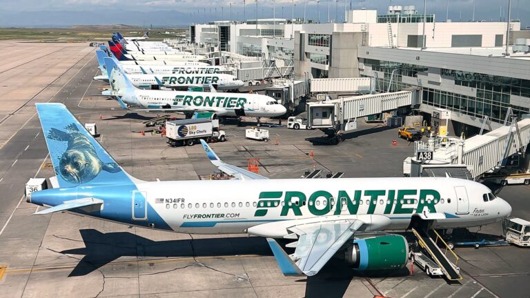 Avión de Frontier Airlines sufre incendio en el motor tras atropellar a un peatón