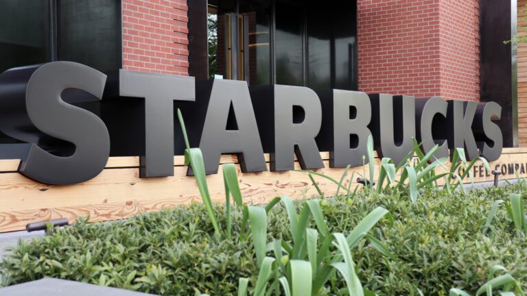 Starbucks despide a 300 empleados en EE. UU. y cierra algunas oficinas regionales