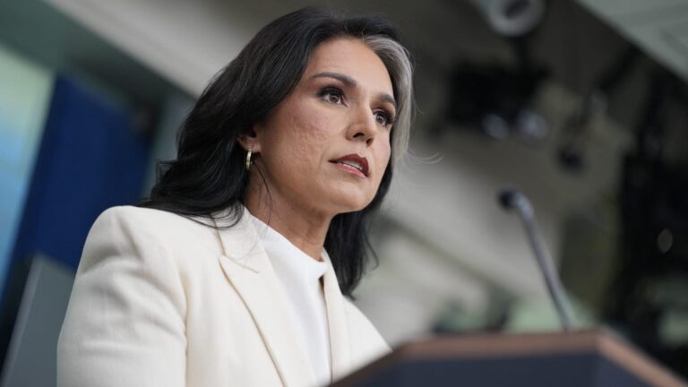 Tulsi Gabbard dimite como jefa de inteligencia de Trump