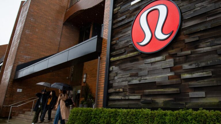 La guerra de poderes entre Lululemon y Chip Wilson se hace pública y establece una reunión anual