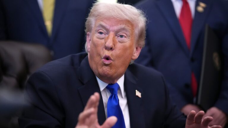 Trump dice que aumentará los aranceles a los automóviles de la UE al 25%