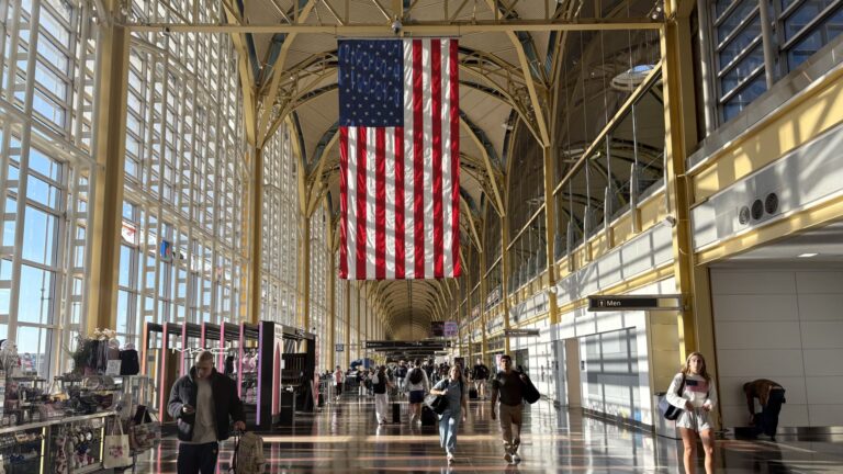 El colapso de Spirit Airlines, los altos precios de la gasolina y las tarifas aéreas están poniendo a prueba los límites del gasto en vacaciones de verano.
