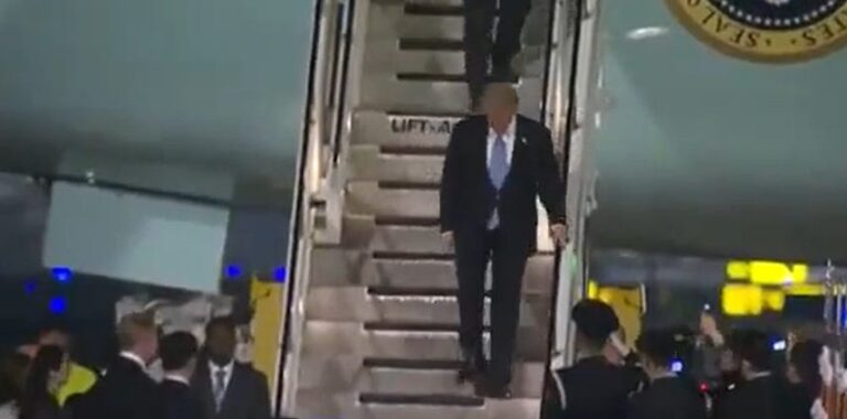Trump apenas puede caminar cuando llega a China con un ruido sordo