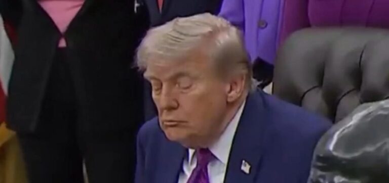 Trump se queda dormido varias veces durante un evento sobre salud de la mujer en la Oficina Oval