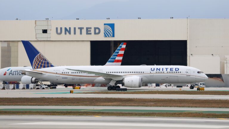 El director general de United se opone a las fusiones de aerolíneas tras el rechazo de EE.UU.