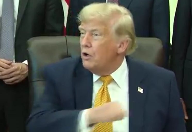 Trump se derrite cuando los periodistas cuestionan su historia sobre el vandalismo en la piscina