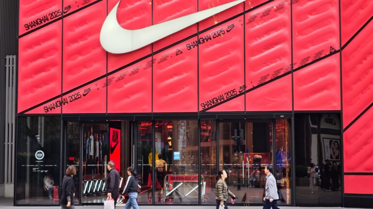 Nike cerrará miles de distribuidores online en China
