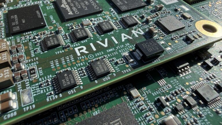 Las acciones de Rivian caen un 18% mientras planea vender 75 millones de acciones
