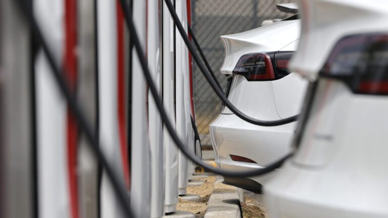 Ante la guerra de Irán y los altos precios de la gasolina, los vehículos eléctricos usados son cada vez más caros