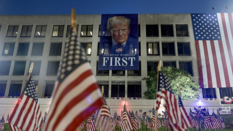 Trump celebra el 250 aniversario de EE.UU. con un mitin de campaña