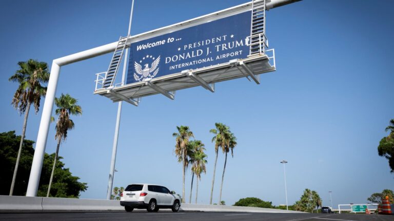 El aeropuerto de Palm Beach de Florida pasó a llamarse Trump