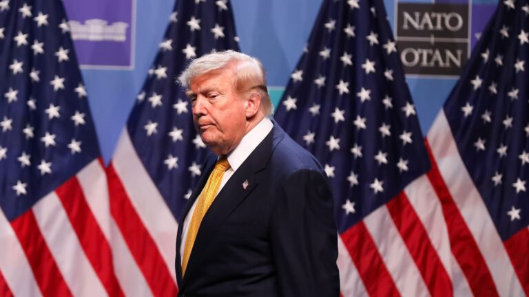 Trump amenaza con “diezmar” a Irán si este intenta matarlo