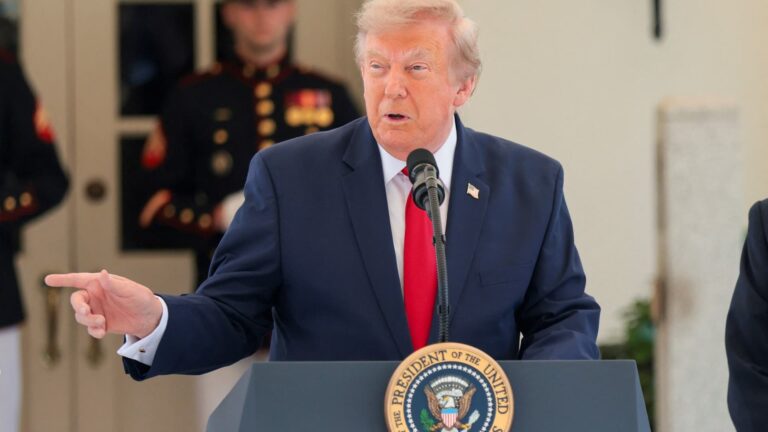 Trump afirma que información desclasificada revela interferencia en las elecciones de 2020: MS NOW