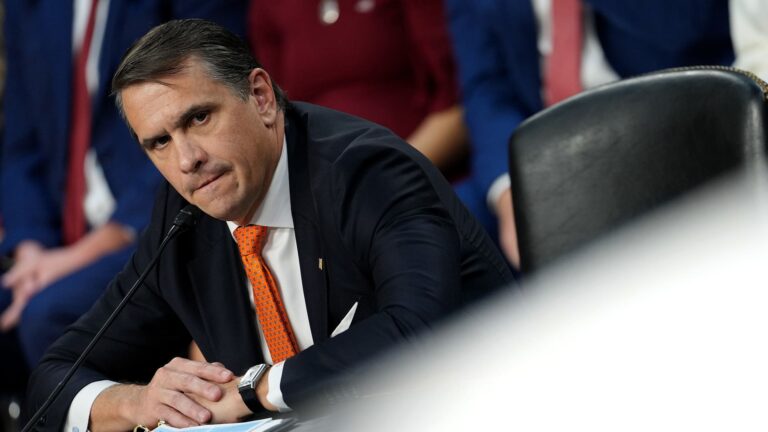 Todd Blanche se reúne con sobrevivientes de Epstein mientras dos republicanos buscan la nominación
