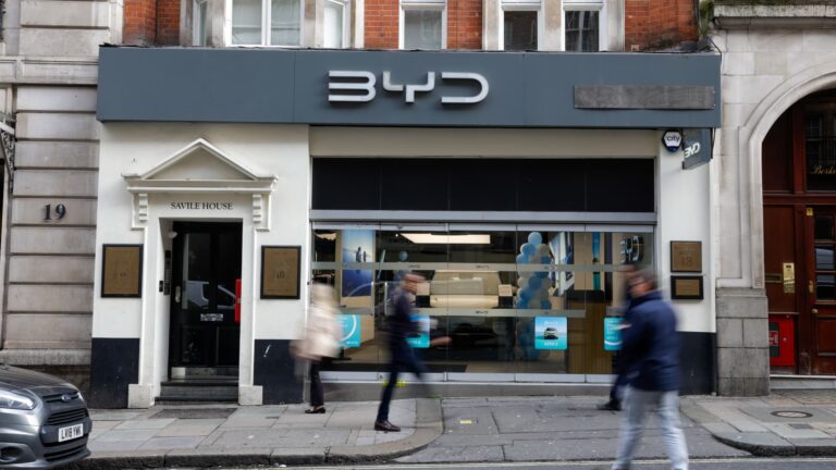 Los fabricantes de automóviles chinos se están expandiendo en Gran Bretaña y muchos británicos les están dando la bienvenida.